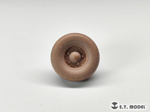 E.T.モデル P35-139 1/35 WWII ドイツ キューベルワーゲン82型用自重変形タイヤ バルーンタイプ(タミヤ用)
