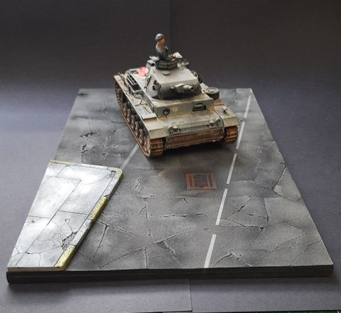 リアリティインスケール 35306 1/35 歩道とマンホールが別にあるひび割れたアスファルト道路