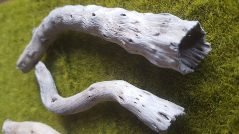 リアリティインスケール PLA08 1/35 枯れ木 / 枝 - 各セットには枯れ木が 3~4 本含まれています。