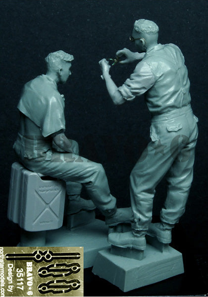 ブラボー6 35117 1/35 WWIIドイツ 散髪する戦車兵(1)(2体セット)