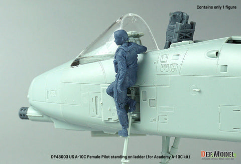 DEFモデル DF48003 1/48 アメリカ A-10C 乗降ラダーに立つ女性パイロット(アカデミー用)