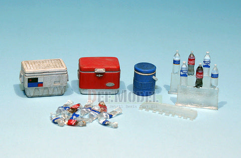 DEFモデル DM35013 1/35 現用アメリカ クーラー・ペットボトルセット