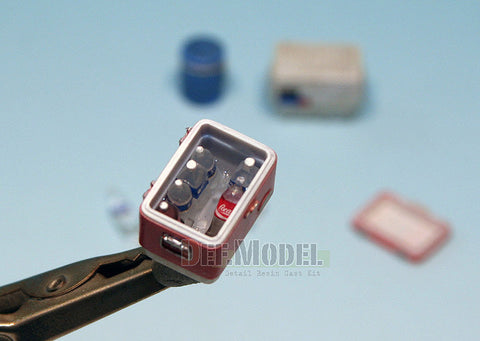 DEFモデル DM35013 1/35 現用アメリカ クーラー・ペットボトルセット