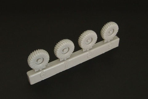 ハウラー HLH72081 1/72 AEC (ドーチェスター,マタドール) ホイールセット