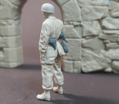 パンツァーアート FI35-244 1/35 ドイツ降下猟兵 休憩中 No1