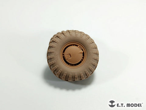 E.T.モデル P35-128 1/35 ロシア BTR-70装甲兵員輸送車用 自重変形タイヤセット(トランペッター用)