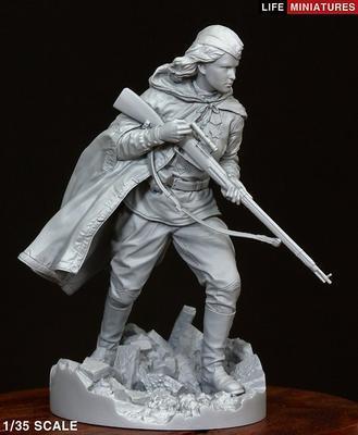 ライフミニチュア LM-35002 1/35 WWII ソビエト赤軍 女性スナイパー （全身）