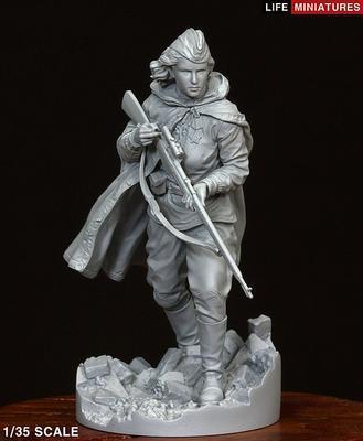 ライフミニチュア LM-35002 1/35 WWII ソビエト赤軍 女性スナイパー （全身）