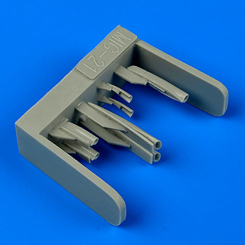 クイックブースト 48669 1/48 MiG-21UM フィッシュベッド エアスクープv（トランペッター用）