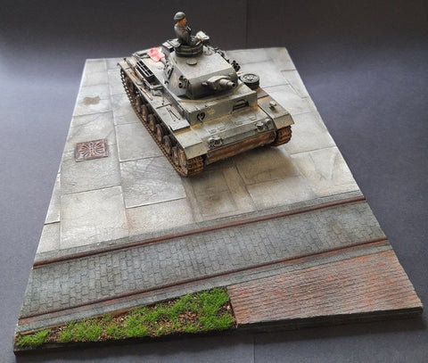 リアリティインスケール 35309 1/35 芝生と別個のマンホールカバーのある工業用ヤード - 21.5 x