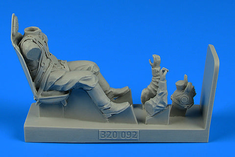 エアロボーナス 320092 1/32 ソビエト空軍 MiG-3 パイロット w/シート (トランぺッター用)