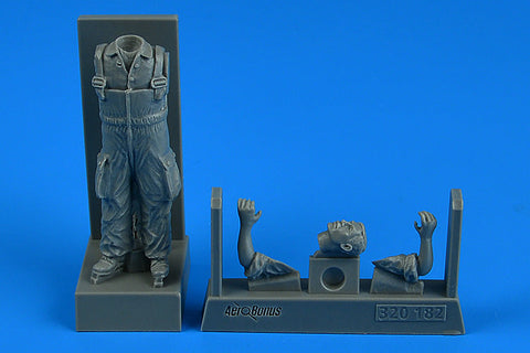 エアロボーナス 320182 1/32 ワルシャワ条約機構航空機整備士A