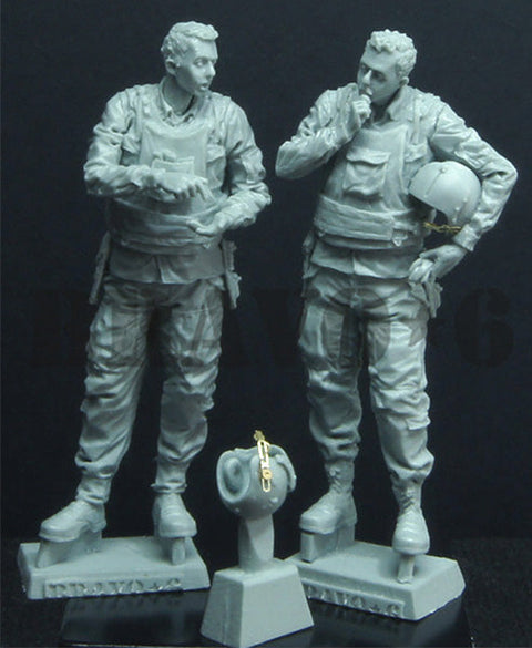 ブラボー6 35098 1/35 アメリカ ヘリクルー(2)ブリーフィング(2体セット)