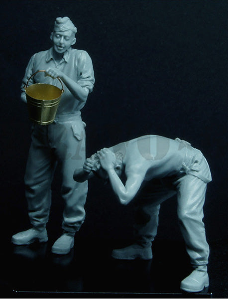 ブラボー6 35118 1/35 WWIIドイツ 戦場の理容(2) 洗髪する戦車兵(2体セット)