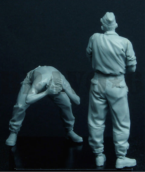 ブラボー6 35118 1/35 WWIIドイツ 戦場の理容(2) 洗髪する戦車兵(2体セット)