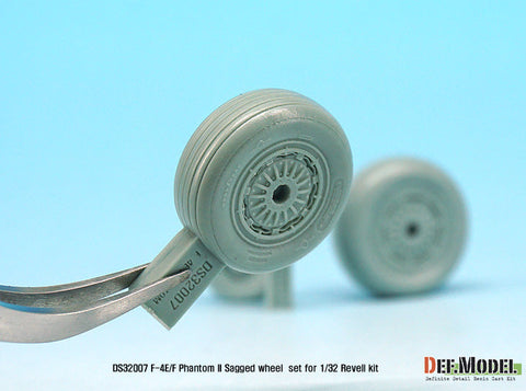 DEFモデル DS32007 1/32 F-4E/F ファントムII 自重変形タイヤ (レベル用)