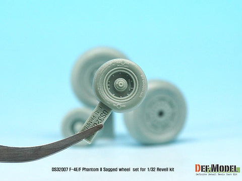 DEFモデル DS32007 1/32 F-4E/F ファントムII 自重変形タイヤ (レベル用)