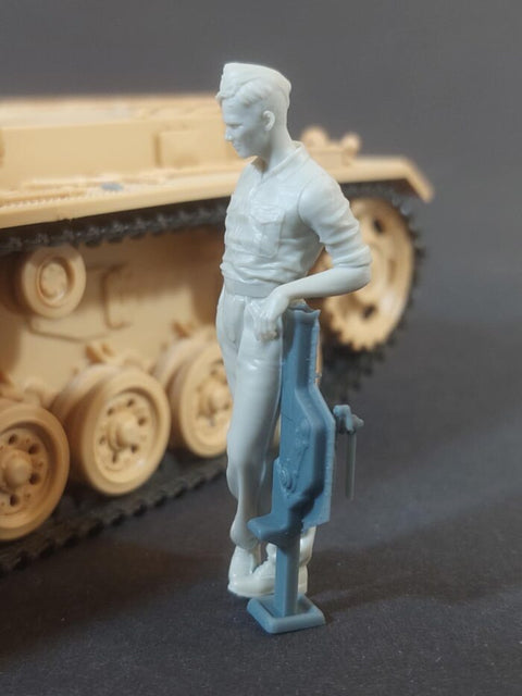 パンツァーアート FI35-238 1/35 ドイツ 戦車兵 修理中No1