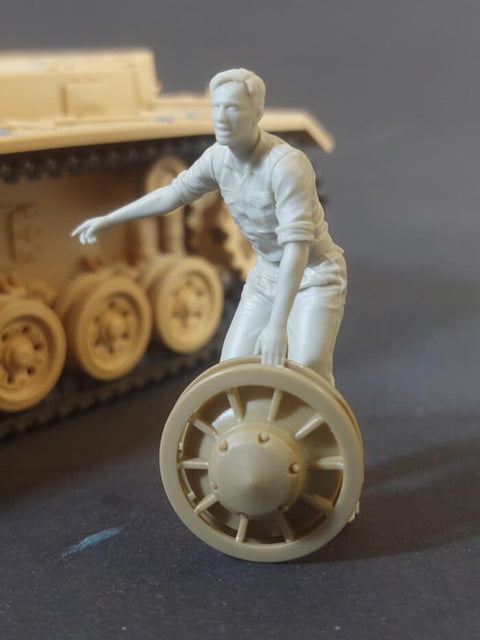 パンツァーアート FI35-239 1/35 ドイツ 戦車兵 修理中No2