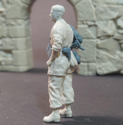 パンツァーアート FI35-248 1/35 ドイツ降下猟兵 MG34 弾薬運搬手