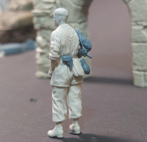 パンツァーアート FI35-248 1/35 ドイツ降下猟兵 MG34 弾薬運搬手